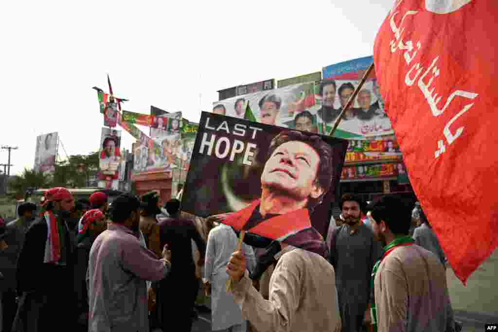 پنجاب کے شہر وزیر آباد میں پی ٹی آئی کے کارکن نمازِ جمعہ کے بعد سڑکوں پر نکل آئے اور مختلف سڑکوں کو بلاک کر کے احتجاج کیا۔ عمران خان کے قافلے پر جمعرات کو وزیر آباد میں ہی فائرنگ ہوئی تھی۔
