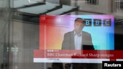 
لندن میں بی بی سی کے چئیرمین رچرڈ شارپ ہیڈ کوارٹرز میں اپنے استعفے کا اعلان کر رہے ہیں۔ فوٹو رائٹرز، 28 اپریل 2023