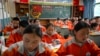 تبت میں ایک پبلک بورڈنگ اسکول میں طلبہ چینی زبان سیکھنے میں مصروف ہیں۔