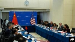 امریکی وزیر تجارت جینا ریمانڈو کی اپنے چینی ہم منصب وانگ وینٹاؤ کے ساتھ ملاقات