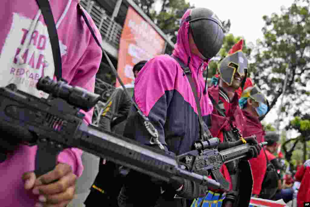 انڈونیشیا کے دارالحکومت جکارتہ میں یکم مئی کو احتجاج میں تنخواہوں میں اضافے اور الاؤنسز کا مطالبہ کیا گیا۔