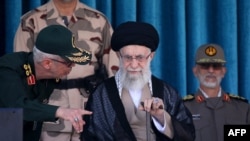  ایران کے سپریم لیڈر آیت اللہ علی خامنہ ای تہران میں مسلح افواج کی اکیڈیمیز کے کیڈٹس کی ایک مشترکہ گریجو ایشن تقریب سے تین اکتوبر 2022 کو خطاب کرتے ہوئے: فوٹو اے ایف پی۔