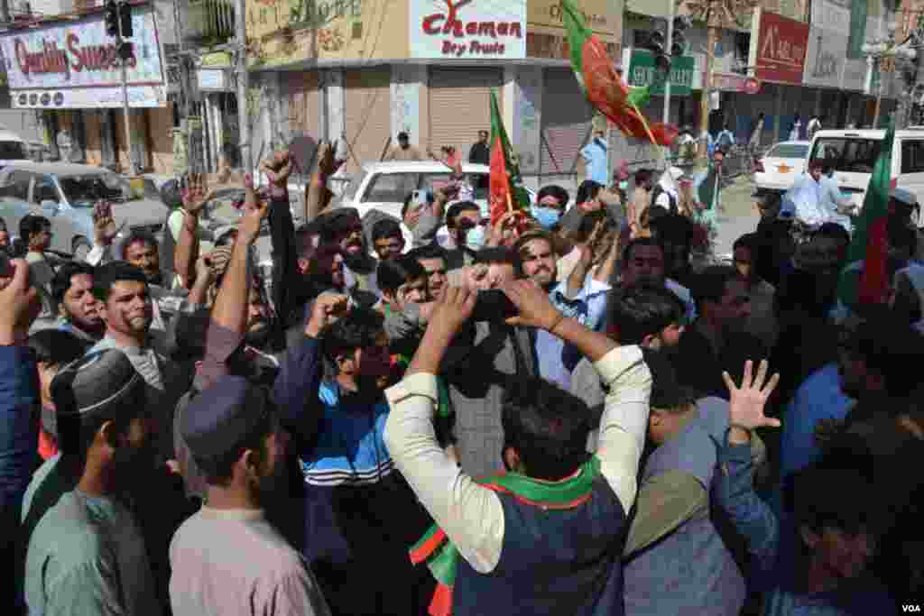 احتجاج میں عوام نے عمران خان پر ہونے والے حملے کی مذمت کی۔