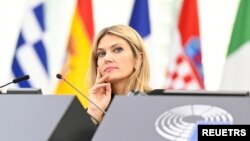 یورپی پارلیمنٹ کی نائب صدر، یونانی سوشلسٹ ایوا کیلی، 22 نومبر 2022 کو اسٹراسبرگ، فرانس میں یورپی پارلیمنٹ میں