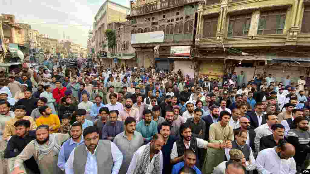 راولپنڈی میں لال حویلی کے باہر احتجاجی مظاہرہ ہوا۔