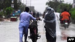 اتوار کو ہونے والی شدید بارش کی وجہ سے کراچی میں پیپلز بس سروس اور گرین لائن بس کے آپریشنز بھی معطل رہیں گے۔