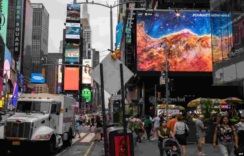 نیو یارک کے ٹائمز اسکوائر پر بڑی بڑی اسکرینوں پر کہکشاؤں کی تصاویر کو جاری کیا گیا۔&nbsp;