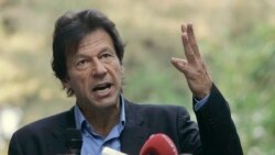 عمران خان بازو کی حرکت سے اپنی بات سمجھانے کی کوشش کر رہے ہیں