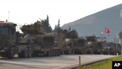 مقامی ذرائع ابلاغ کے مطابق ترکی کی افواج کی شام کی سرحد کی جانب پیش قدمی جاری ہے۔ (فائل فوٹو)