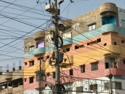 کراچی کے مختلف علاقوں میں بجلی کے کھمبوں پر تاروں کی بہتات ہے جو اکثر و بیشتر حادثات کی وجہ بنتے رہتے ہیں۔