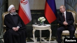 روسی صدر پوٹن اپنے ایرانی ہم منصب حسن روحانی کے ساتھ۔ فائل فوٹو