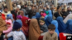 افغان پناہ گزین پشاور میں اپنے اندراج کے لیے متعلقہ دفتر کے باہر جمع ہیں (فائل فوٹو)