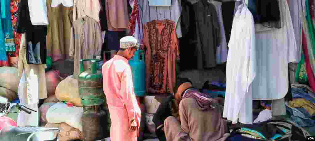 کوئٹہ کے پرانے کپڑوں کی مارکیٹ میں بڑی تعداد میں مزدور اپنے بچوں کو عید کی خوشیوں میں شامل کرنے کے لیے پرانے اور استعمال شدہ کپڑے سستے داموں خریدتے نظر آرہے ہیں۔