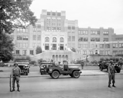 لٹل راک سینٹرل ہائی اسکول کے باہر 24 ستمبر 1957 کو فوج تعینات ہے۔ فائل فوٹو