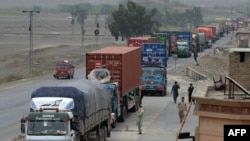تاجروں کے مطابق پاکستان اور افغانستان کی سرحد پر ڈھائی سے تین ہزار تک سامان سے لدھے ٹرک اور ٹرالر موجود ہیں۔ پاکستان کی حکومت روزانہ کی بنیاد پر 100 کے بجائے 500 سے 600 ٹرکوں کو افغانستان جانے کی اجازت دے۔ (فائل فوٹو)