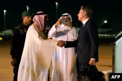 امریکی وزیر خارجہ انٹنی بلنکن کا سعودی عرب کے نائب وزیر برائے پروٹوکول افئیرز عبدل مجید السماری ریاض آمد پر استقبال کررہے ہیں۔ فوٹو اے ایف پی ، 13 اکتوبر 2023