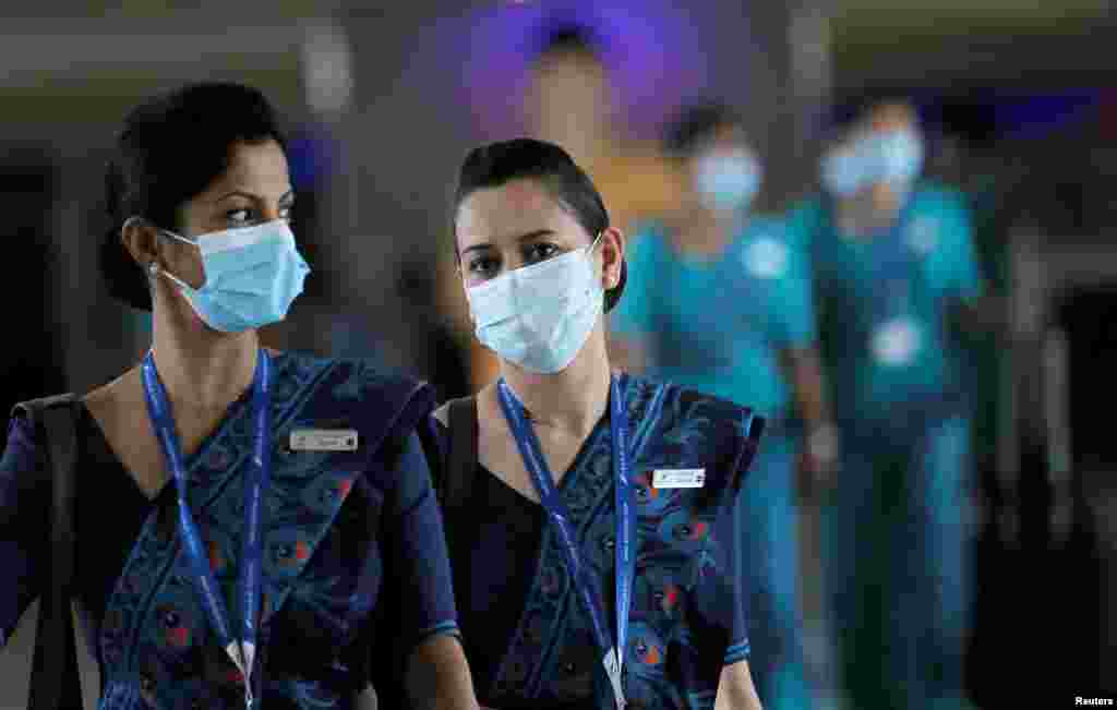 سری لنکن ایئر لائن کا عملہ بھی حفاظتی ماسک استعمال کر رہا ہے۔ بندرا نائیکے انٹرنیشنل ایئرپورٹ پر ایئر ہوسٹس ہوں، پائلٹ یا دوسرا عملہ، سب کے لیے ماسک پہننا ضروری ہے۔