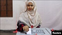 ڈھاکہ میں ایک خاتون ووٹ ڈالتے ہوئے