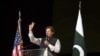 پاکستان کے وزیرِ اعظم عمران خان واشنگٹن کے کیپیٹل ون ایرینا میں پاکستانی کمیونٹی سے خطاب کرتے ہوئے۔