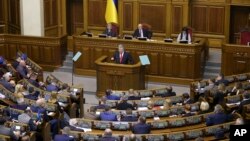 یوکرائن کے صدر پوروشینکو پارلیمان کے اجلاس سے خطاب کر رہے ہیں۔