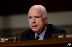 Thượng Nghị sĩ John McCain tuyên bố ông hoan nghênh việc bãi bỏ cấm vận, nhưng phải kết nối việc này với những cải thiện về nhân quyền.