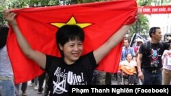 Nhà hoạt động Nguyễn Thuý Hạnh tại một buổi biểu tình phản đối đường "lưỡi bò" của Trung Quốc trên Biển Đông. Bộ ngoại giao Cộng hoà Czech vừa lên tiếng kêu gọi chính quyền Việt Nam thả tự do cho bà.