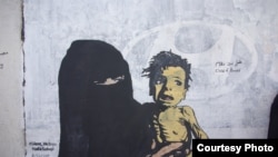 یمن کے آرٹسٹ کی اس پینٹنگ میں ایک نحیف بچے کو دکھایا گیا ہے۔ (فائل فوٹو)