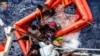 Hơn 300 di dân được giải cứu khỏi chiếc tàu bị đắm ở Ðịa Trung Hải
