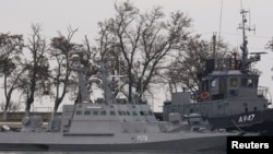 یوکرائن کی وہ کشتیاں روس کی بندرگاہ پر موجود ہیں جنہیں روسی اہلکاروں نے اتوار کو تحویل میں لے لیا تھا۔