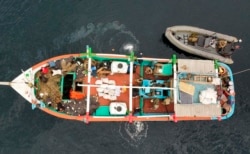 امریکی بحریہ کی جانب سے جاری کردہ منشیات سے بھری کشتی کی تصویر۔ 29 دسمبر 2021