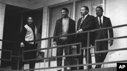 تین اپریل 1968ء میں قتل سے قبل میمفس کے ہوٹل کی بالکنی میں لوتھر کنگ دیگر شہری حقوق کے راہمناؤں کے ساتھ