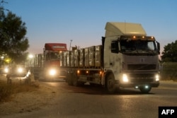 اسرائیلی فوج کی جانب سے 12 اپریل 2024 کو جاری کی گئی تصویر جس میں ٹرکوں کو امدادی سامان لے کر غزہ میں داخلے کے لئے تیار دکھایا گیا ہے، فوٹوبذریعہ اے ایف پی