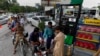 'پاکستان میں پرانے دن واپس آ رہے ہیں'; پیٹرولیم مصنوعات کی قیمتوں میں اضافے پر دلچسپ تبصرے